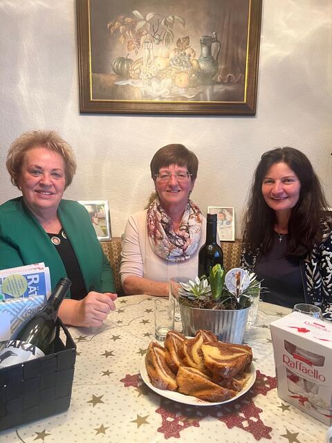 Der ehemaligen Moschendorfer Kindergartenleiterin Brunhilde Heidenwolf (Mitte) gratulierten Landtagspräsidentin Verena Dunst (links) und Vizebürgermeisterin Cornelia Kedl-Oswald zum 65. Geburtstag. | Foto: Büro Dunst