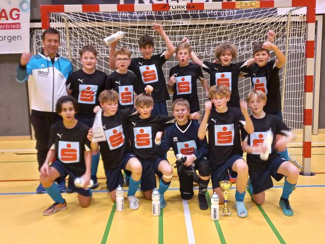 Prof. Mag. Erwin Barth und die erfolgreiche Schülerliga Fußballmannschaft des BG/BRG Rohrbach!