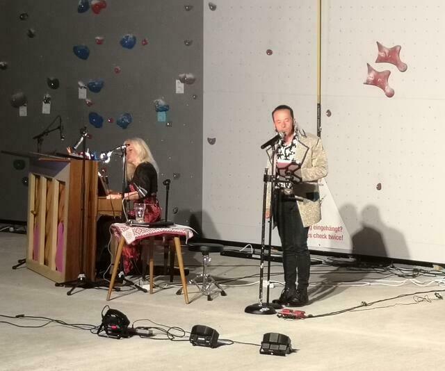 Buzgi und Dagmar haben ganz tief in die Liebeskiste gegriffen und sind dabei auf außerordentlich schöne Lovesongs, aber auch auf Skurillitäten gestoßen. | Foto: Birgit Ortner