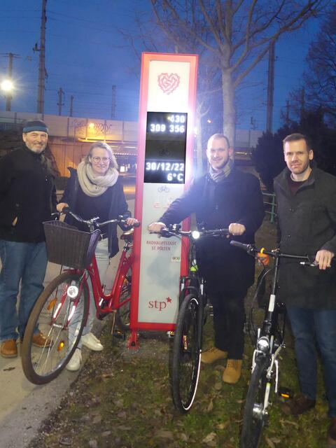 Walter Heimerl-Lesnik, Christine Engel-Unterberger, Fabian Schindelegger und Paul Purgina freuten sich über die 309.356 gezählten Radfahrer. | Foto: Heimerl