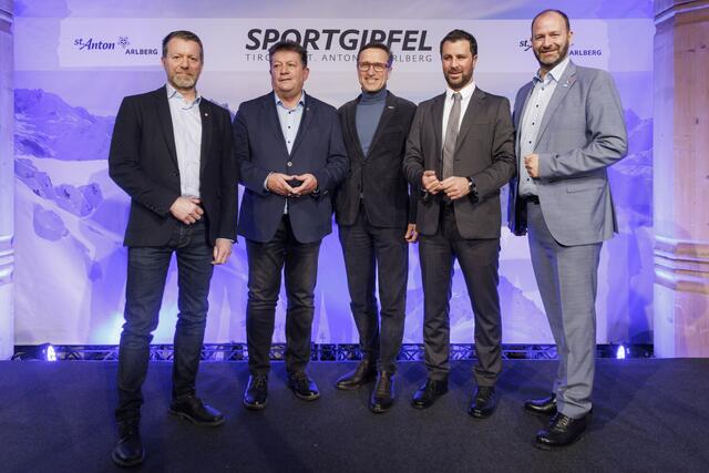 Im Rahmen des 5. Sportgipfel Tirol St. Anton am Arlberg wurde Pilotprojekt vorgestellt (v.l.): Alois Rathgeb (Geschäftsführer der GemNova), Ernst Schöpf (Präsident des Gemeindeverbands), Josef Margreiter (Geschäftsführer der Lebensraum Tirol Holding), Georg Dornauer (1. LH-Stv. und Sportlandesrat), Daniel Stern (Bürgermeister von Mieders und Obmann des Planungsverbandes Stubaital) | Foto: TVB St. Anton am Arlberg / Hetfleisch