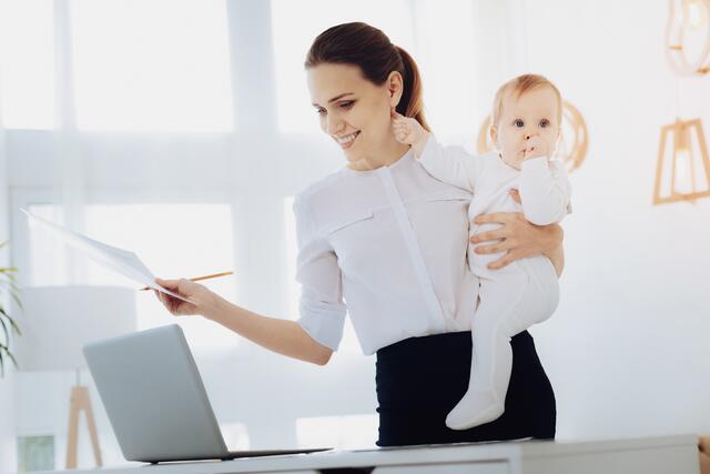 Um Familie und Beruf auch finanziell unter einen Hut zu bekommen, gibt es Hilfeleistungen von Seiten der Arbeiterkammer. | Foto: PantherMedia / yacobchuk1