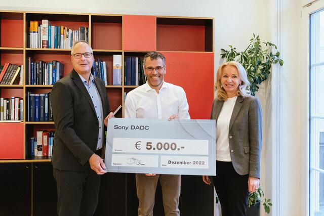 Dietmar Tanzer (links) und Ingrid Putzhammer (rechts) von Sony DADC übergaben Oberarzt Daniel Weghuber (Mitte) einen Scheck über 5000 Euro. | Foto: Salk