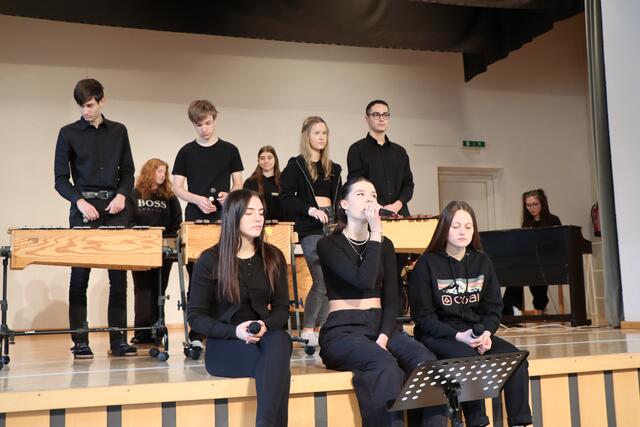 Schüler:innen der Abschlussklasssen mir ihrer eigenen Form des Protests. | Foto: Othmar Kolp