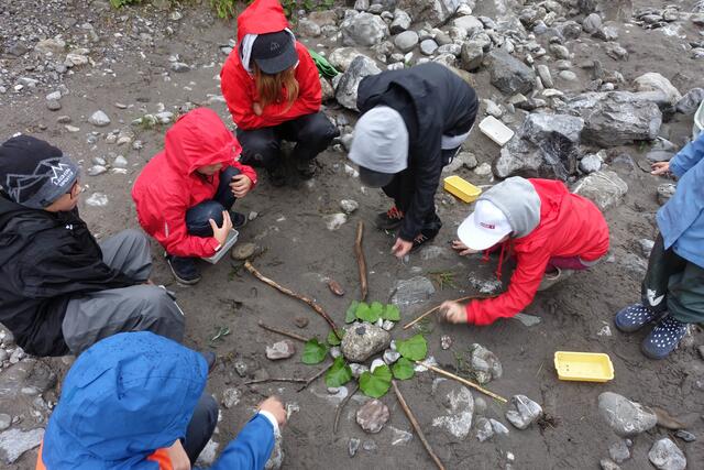 Im Rahmen der Naturpark-Tage wurde Kindern Wissen rund um den Lebensraum Lech vermittelt.  | Foto: © Naturpark Tiroler Lech