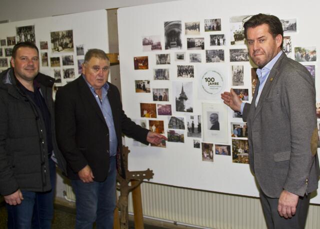 Die ehemaligen Bürgermeister Werner Gabriel, Josef Csencsics und der amtierende Bürgermeister Bernhard Herics bei der Fotoausstellung 100 Jahre Schandorf bei Burgenland.