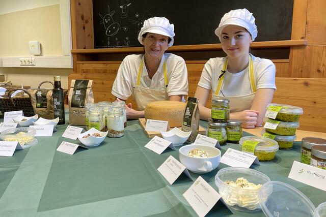 Schüler der Landwirtschaftsschule Bruck produzieren und veredeln Lebensmittel mit Blüten und Samen der Kulturpflanze Hanf innovative Köstlichkeiten Hanfprodukte Lebensmittelhandwerk Erika Kendlbacher (Fachlehrerin LFS Bruck) Viktoria Auer (Schülerin 2. Klasse) | Foto: Land Salzburg / Martin Wautischer