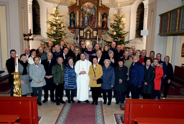 Die Stinatzer Hochzeitsjubilare feierten mit Pfarrer Marko Zadravec einen Dankgottesdienst. Mehr als 60 Jahre sind Angela und Ägidius Grandits, Maria und Josef Kirisits, Irma und Philipp Kirisits sowie Franz und Hilda Grandits verheiratet. | Foto: Josef Lang