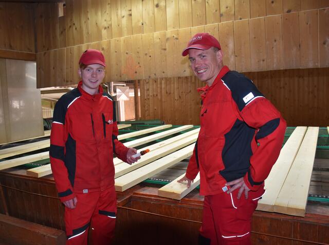 Lehrlingsausbilder Martin Nunner (re.) mit Holztechniklehrling Nico Schönauer bei der Arbeit | Foto: MM Holz/Sonja Hiebler-Liebminger