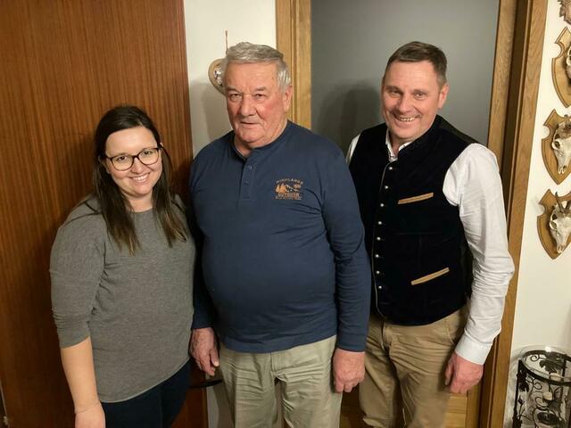 Helmut Fikisz aus Gaas feierte seinen 80. Geburtstag. Im Namen der Gemeinde gratulierten Gemeindevorständin Adisa Potokovic und Bürgermeister Johann Weber (rechts). | Foto: Gemeinde Eberau