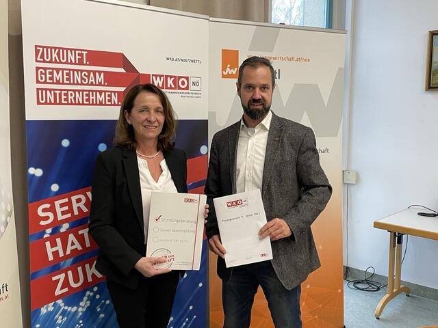 Anne Blauensteiner und Mario Müller-Kaas von der Wirtschaftskammer Zwettl.  | Foto: cf