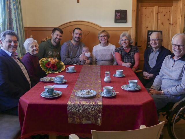 Die Jubilarin mit ihren Gratulanten. | Foto: Stadtgemeinde Schrems