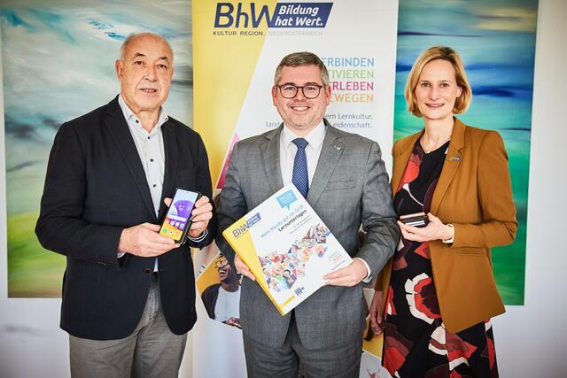 Präsentieren die Smartphone-Mappe: BhW-Bildungswerksleiter in Scheibbs und -Hauptregionsverantwortlicher im Mostviertel, Franz Raab, Landesrat Ludwig Schleritzko und BhW-Geschäftsführerin Therese Reinel | Foto: Franz Gleiß