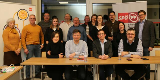 Gruppenfoto aller anwesenden SPÖ-Politikerinnen und Politiker: Diesmal stand die regionale Bildungskonferenz am Programm. | Foto: SPÖ