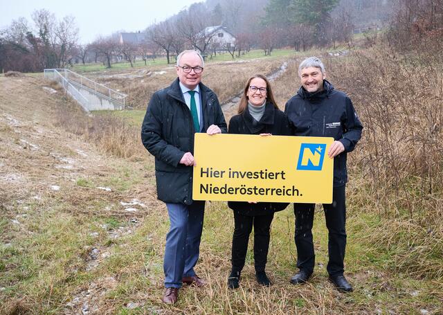 LH-Stellvertreter Stephan Pernkopf, Bürgermeisterin Gudrun Berger und Werner Jester von der Wasserbauabteilung des Landes NÖ | Foto: NLK/Pfeiffer