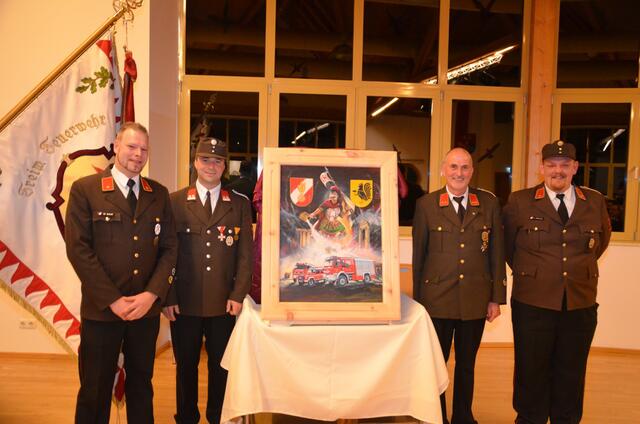 Der neue Pfoner Feuerwehrchef Markus Mair (l.) mit seinem Vorgänger Anton Plank (2.v.r.), Franz Peer und Kdt.-Stv. Helmut Möschl | Foto: FF Pfons