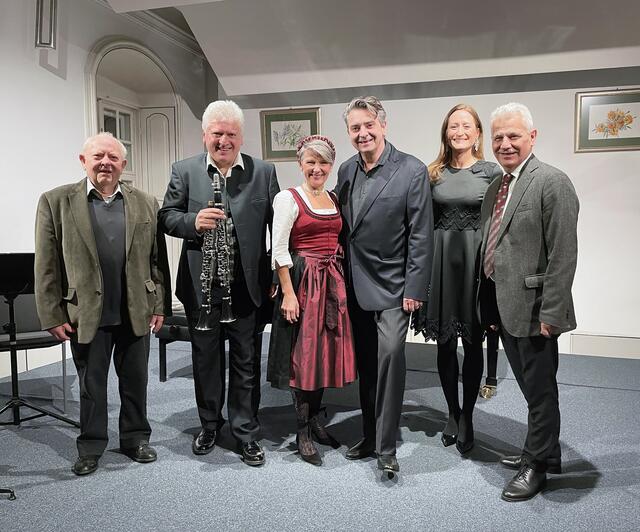 Bürgermeister Johann Zeiner und Kulturgemeinderat Horst Kies waren von dem Konzert des Cherubini Trios und der Moderation von Christoph Wagner-Trenkwitz begeistert.
 | Foto: Marktgemeinde Maria Enzersdorf