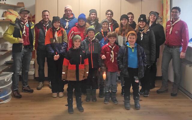 Bei der Friedenslichtaktion der Pfadfinder aus Reutte kamen 600 Euro für den guten Zweck zusammen. | Foto: Pfadfinder Reutte
