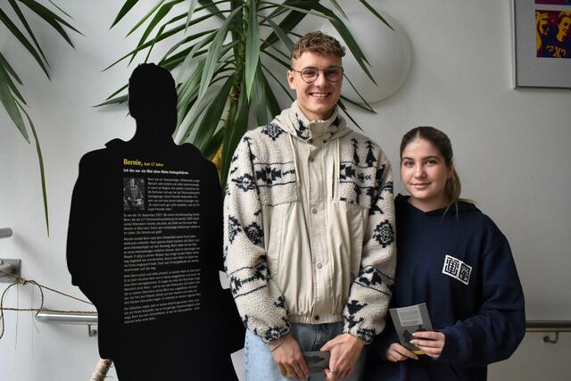 Schattenfigur Bernie mit einem Manuel Moser und einer Teresa Streitberger (HAK Zell am See) | Foto: ÖAMTC/hakzell