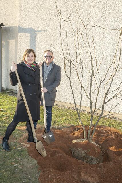 Zufrieden zeigt sich Schwentner mit der Bilanz 2022. Unter anderem konnte sie ihr Versprechen jeden Tag einen Baum zu pflanzen halten uns sogar um das Doppelt überschreiten (am Foto mit Elie Rosen, Präsident der jüdischen Kultusgemeinde). | Foto: Stadt Graz/Foto Fischer