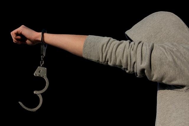 Acht Jugendliche sind wegen Dutzenden Straftaten angeklagt. Ein Zeuge und einer der Angeklagten eskalierten in einer Verhandlungspause. | Foto: Symbolbild: pixabay
