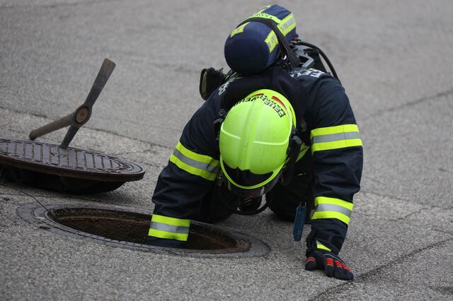 Erneut gab es am 13. Januar Gas-Alarm um das Areal der Firma Bussetti in Marchtrenk. Die Feuerwehr musste für Messungen ausrücken. | Foto: laumat.at