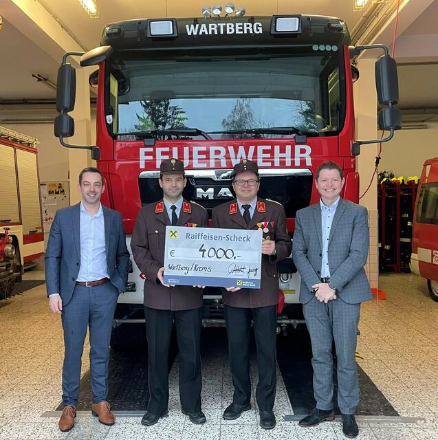 4.000 Euro Spende überreichte das Team der Raiffeisenbank Wartberg/Krems an die Kameraden der FF Wartberg. | Foto: Raiffeisenbank Wartberg an der Krems