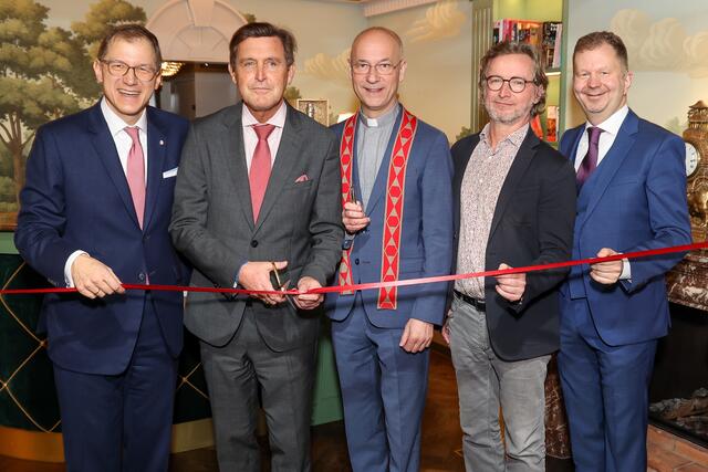 Band-Durchschneidung von Links nach Rechts: Oliver W. Braun, Hoteleigentümer; Peter Hanke, Stadtrat; Toni Faber, Dompfarrer; Martin Fabisch, Bezirksvorsteher des 8. Wiener Gemeindebezirks; Andreas Ohrfandl, Hoteldirektor.  | Foto: Christian Mikes