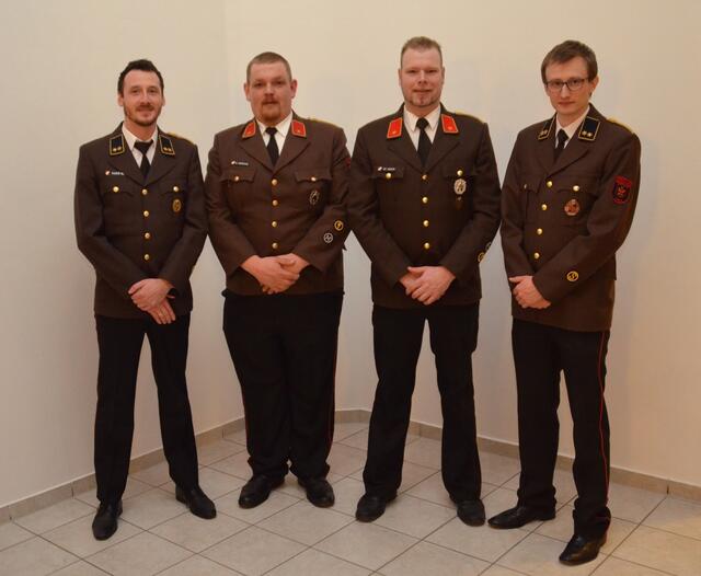 V.l.: Manuel Auer, Kdt.-Stv. Helmut Möschl, Kdt. Markus Mair, Klemens Woertz
 | Foto: FF Pfons