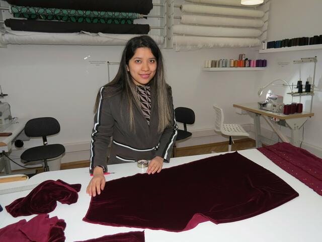 Fereshteh Ataei liebt die abwechselnde Arbeit im Handwerk Wien und lässt sich zur Designerin ausbilden.