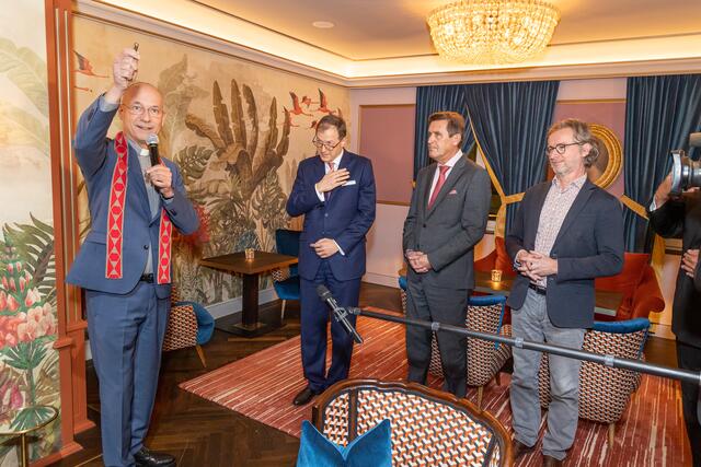 Dompfarrer Toni Faber (links) segnet das ARTIST Boutique Hotel zur Eröffnung. Vor Ort auch Hoteleigentümer Oliver W. Braun, SPÖ-Stadtradt Peter Hanke und Josefstadts Bezirksvorsteher Martin Fabisch (Grüne). | Foto: Christian Mikes