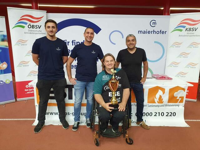 Oliver Teuffenbach mit "Team Maierhofer" und dem Siegespokal. | Foto: Privat