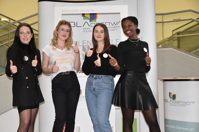 #Auffällig vielseitig präsentierte sich die HBLA Oberwart: Vanessa (Mode), Milena (Tourismus), Lisa (HLW) und Destaye (Produktmanagement und Präsentation) | Foto: Michael Strini
