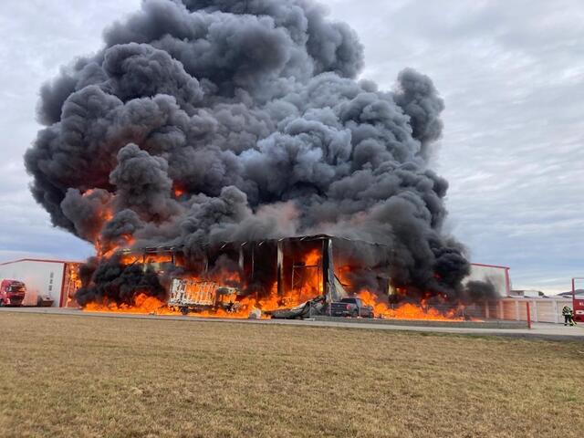 Mehrere Lagerhallen stehen an der B1 in Michelhausen in Brand. | Foto: Christian Nowotny