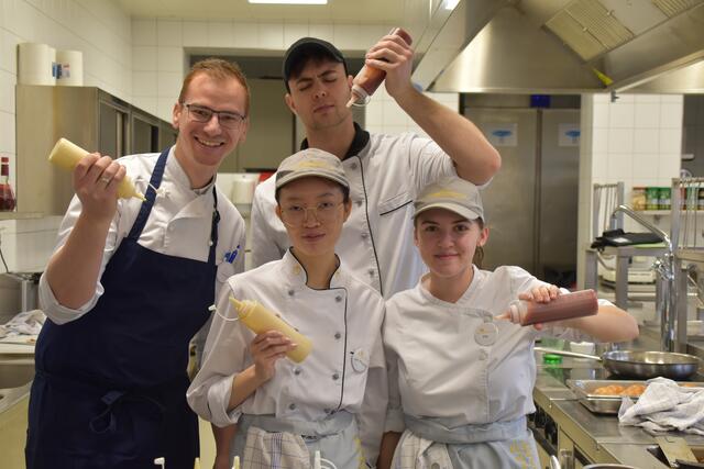 Lustig geht es in der Tourismus-Küche zu. | Foto: Michael Strini