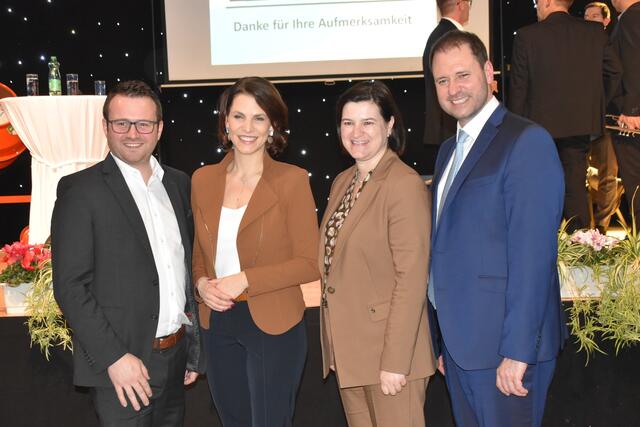 Gemeindefotos: Bgm. Daniel Ziniel und Vizebgm. Elisabeth Schneller (Badersdorf) mit Karoline Edstadler und Christian Sagartz | Foto: Michael Strini