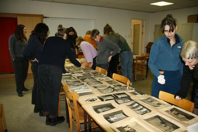 Interessiert betrachten die Studentinnen die Archivalien. | Foto: Archiv Museum Kierling