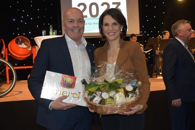 Ein kleines Dankeschön gab es vom Hausherrn Bgm. Georg Rosner für Karoline Edtstadler. | Foto: Michael Strini