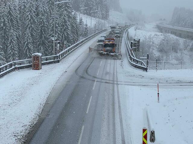 Ein Appell an alle Autofahrer. Bitte bei Schneefall die Räumstaffel der Asfinag nicht überholen! | Foto: Asfinag