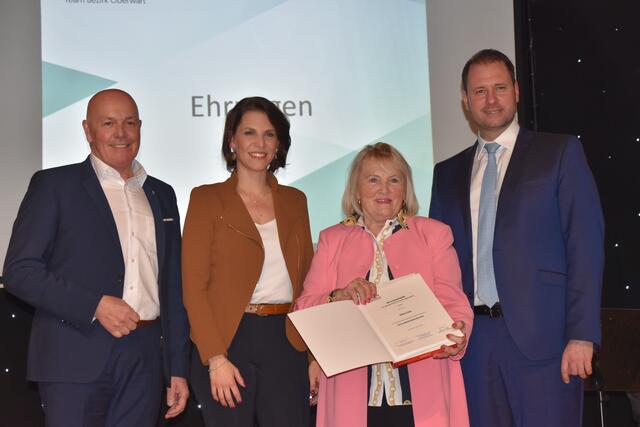 Es gab auch einige Ehrungen - u.a. für Bgm. a.D. Klara Liszt. | Foto: Michael Strini