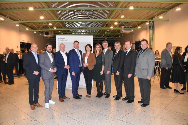 Beim Neujahrsempfang der ÖVP Bezirk Oberwart war auch Ministerin Karoline Edtstadler zu Gast: Gemeindebund-Präs. Leo Radakovits, LA Bgm. Hans Unger, Bgm. Georg Rosner, ÖVP-Landesparteiobmann Christian Sagartz, BM Karoline Edtstadler, LA Carina Laschober-Luif, LA Patrik Fazekas, 2.LT-Präs. Walter Temmel (BPO Güssing), LK-Präs. NR Nikolaus Berlakovich und Bgm. Bernd Strobl (geschäftsführender BPO Güssing) | Foto: Michael Strini