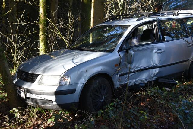 In St. Roman prallte gestern Vormittag nach einer Unachtsamkeit eine Lenkerin gegen einen Baum.  | Foto: Alois Braid/zema-medien.de