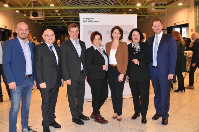 Auch die Vertreter der Wirtschaft freuten sich über den Besuch von Ministerin Edtstadler. | Foto: Michael Strini