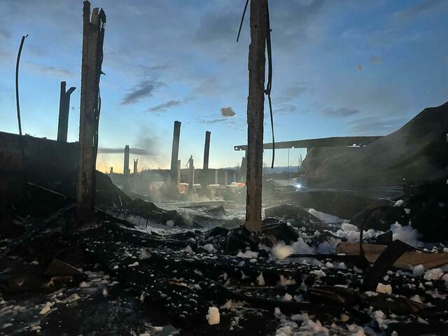 So sah es Samstag morgen nach dem Brand aus. Die Einsatzkräfte werden noch eine Weile mit der Endgültigen Bekämpfung beschäftigt sein.  | Foto: BFKDO Tulln/ Ch. Resch