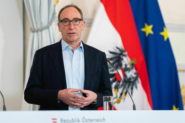 Der Gesundheitsminister Johannes Rauch (Grüne) sorge sich laut der Krone auch nicht um die offenen Grenzen von China, wo eine neue Variante ausgebrochen sei. | Foto: BKA/Florian Schrötter