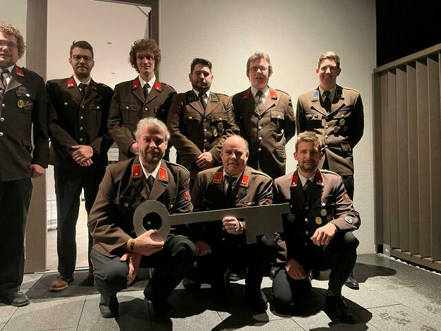 Der neue Ausschuss (v. l.): Gerätewart Triendl Christoph / Kassier Leismüller Daniel / Obermaschinist Lechner Armin /  Kdt. Stv. Gaugg Michael / Schriftführer Hartmann Fabian / Funkwart Stütz Mathias; vorne v.l.: Kdt neu Peckl Kevin / alt Kdt. Ihrenberger / Atemschutzbeautragter Reinpold Daniel | Foto: FF Scharnitz