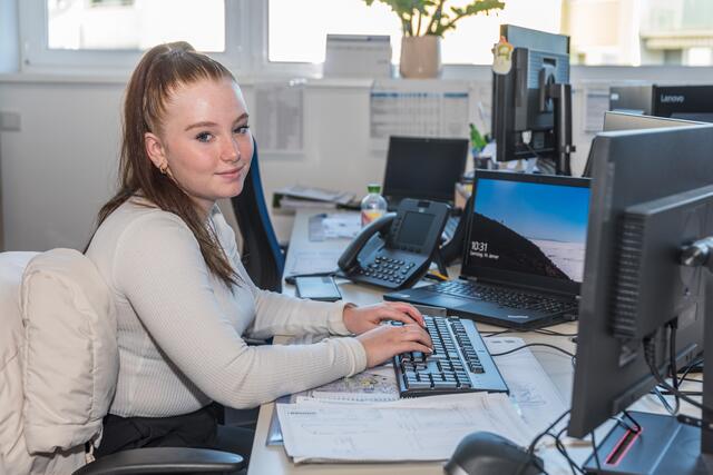Anna fühlt sich in der Ausbildung zum technischen Beruf sowie im Betrieb sehr wohl. | Foto: Alfred Hofer