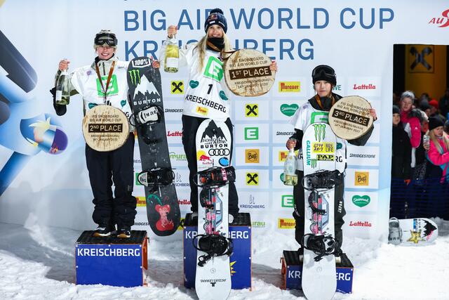 Anna Gasser ganz oben am Podium. | Foto: GEPA pictures