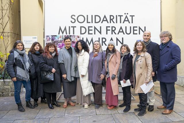 Auf Einladung der Bürgermeisterin Elke Kahr nimmt der Interreligiöse Beirat an der Aktion zur Bekundung der Solidarität mit den Frauen im Iran teil (25.11.2022). | Foto: Stadt Graz/Fischer