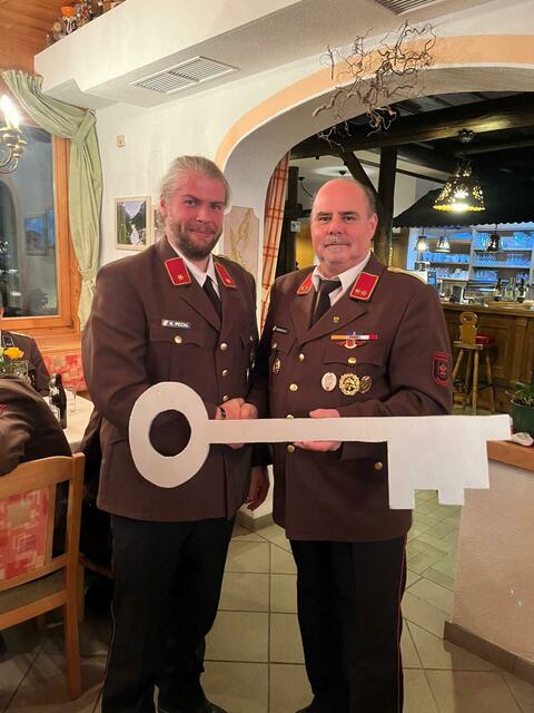 Übergabe an neuen Kommandant Kevin Peckl (li.) | Foto: FF Scharnitz
